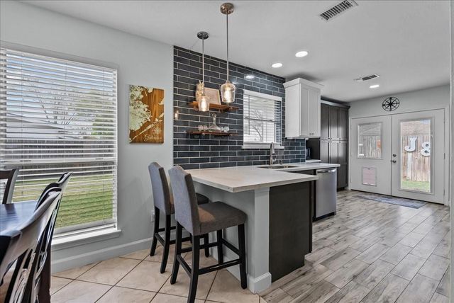 610 Oak Berry Drive, Kemah, TX 77565