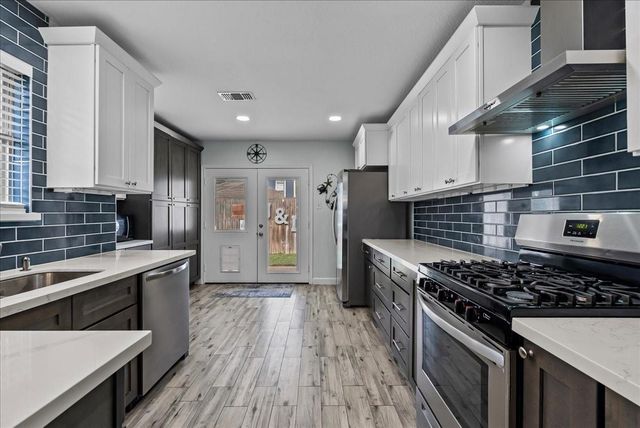 610 Oak Berry Drive, Kemah, TX 77565