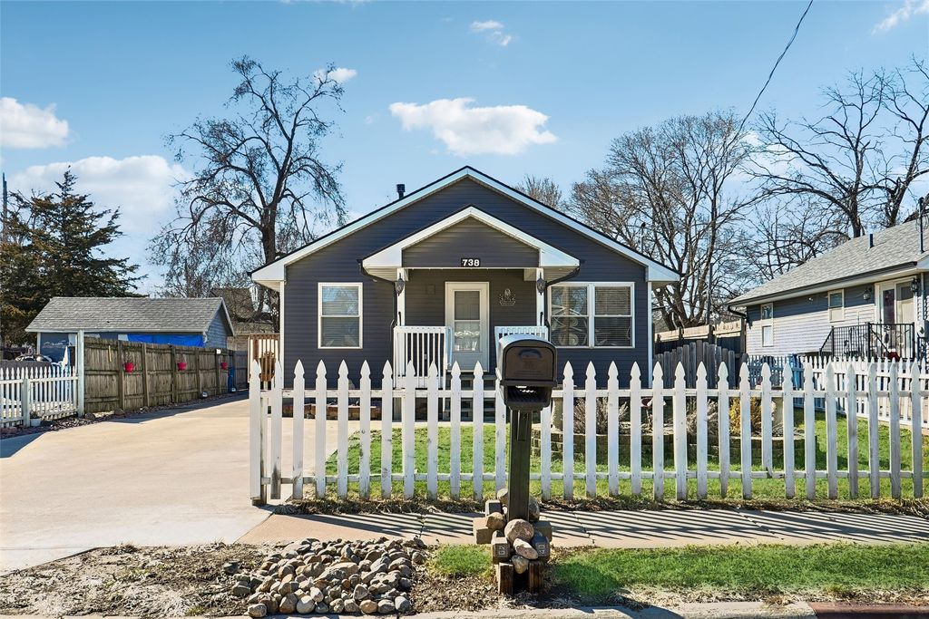 738 SE 26th Court, Des Moines, IA 50317