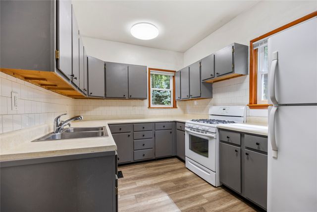 2405 E 9th Street, Des Moines, IA 50316