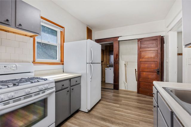 2405 E 9th Street, Des Moines, IA 50316