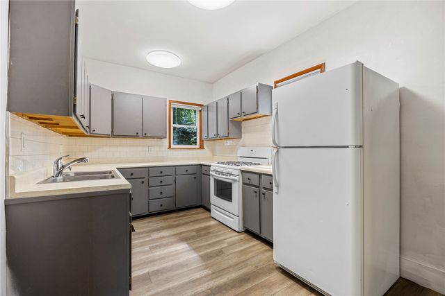 2405 E 9th Street, Des Moines, IA 50316