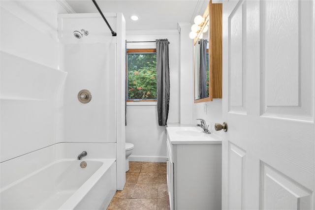 2405 E 9th Street, Des Moines, IA 50316