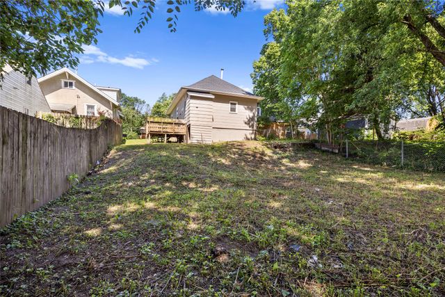 2405 E 9th Street, Des Moines, IA 50316