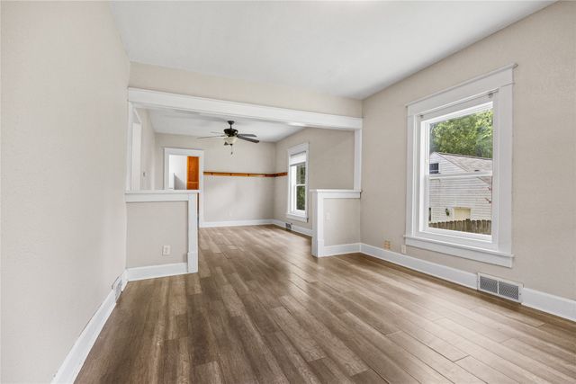 2405 E 9th Street, Des Moines, IA 50316