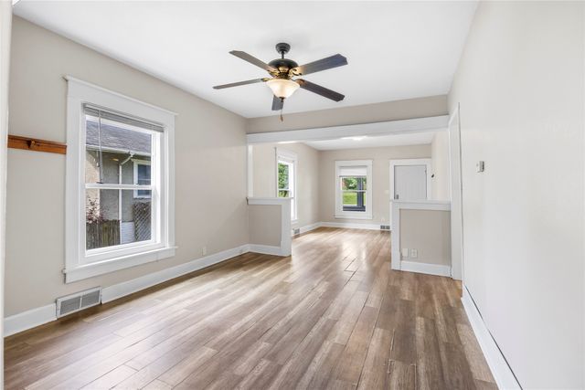 2405 E 9th Street, Des Moines, IA 50316