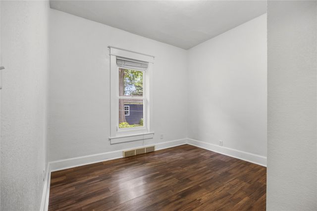 2405 E 9th Street, Des Moines, IA 50316