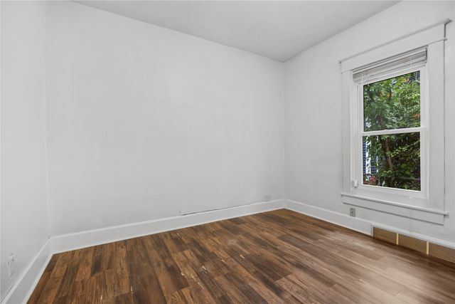 2405 E 9th Street, Des Moines, IA 50316