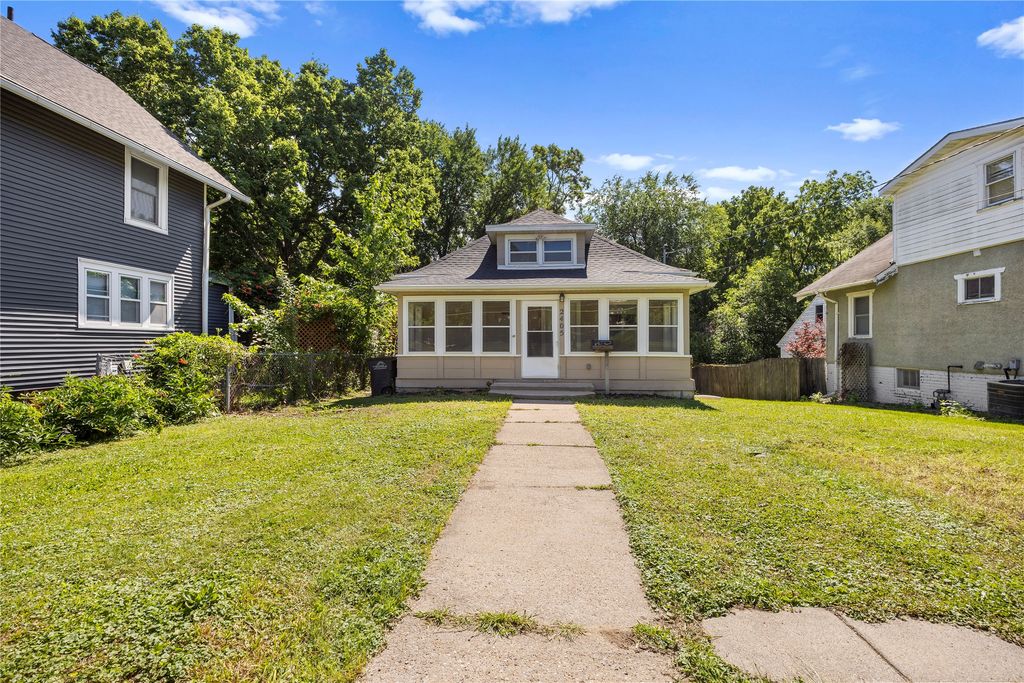2405 E 9th Street, Des Moines, IA 50316