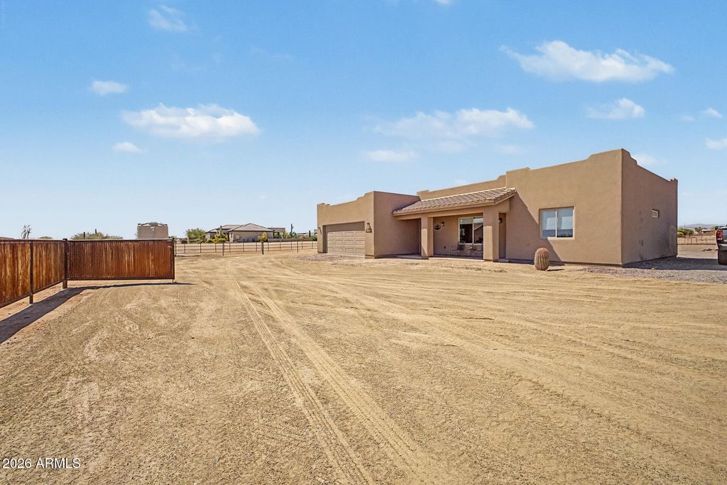 Image 4 of property listing at 21226 W GALVIN Street, Wittmann, AZ 85361