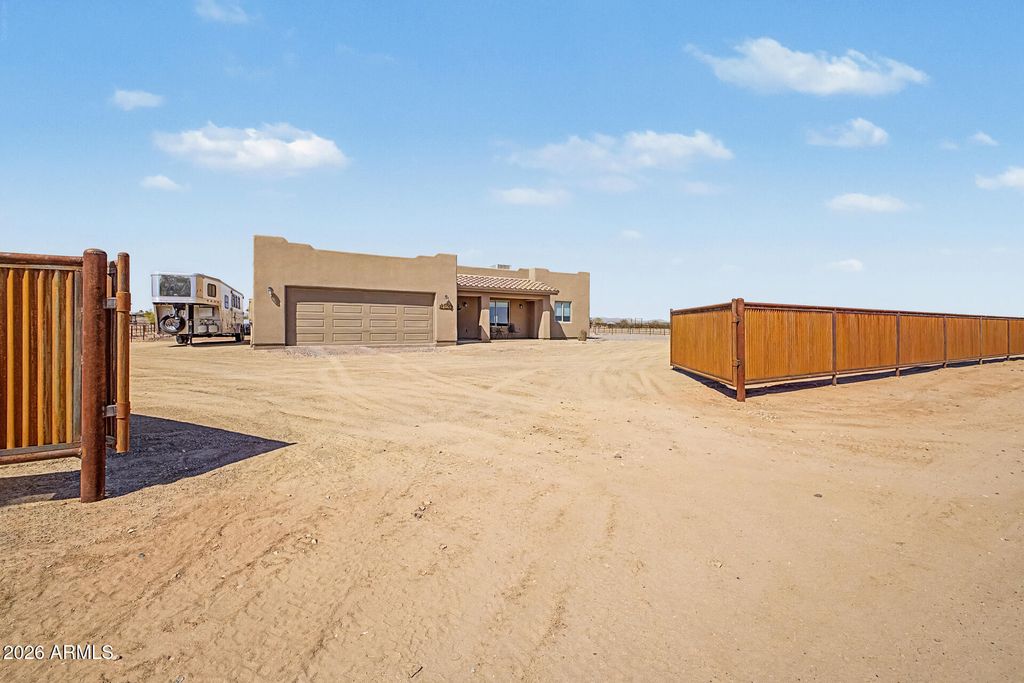 Image 5 of property listing at 21226 W GALVIN Street, Wittmann, AZ 85361