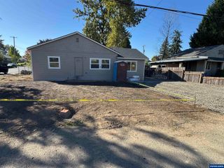 552 N Log Cabin St, Independence, OR 97351