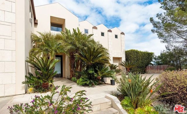 2528 Westridge Road, Los Angeles, CA 90049