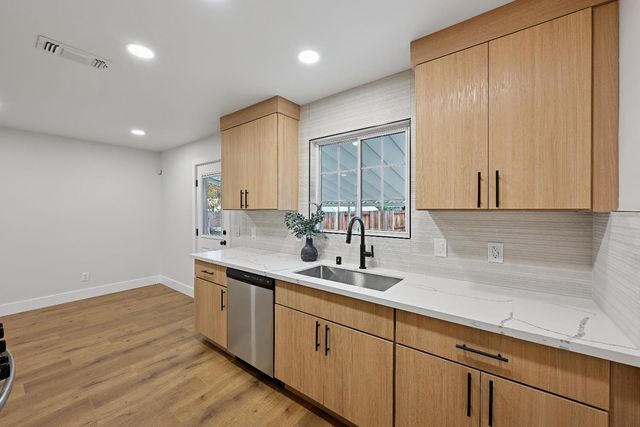 6212 Burns Way, Sacramento, CA 95824