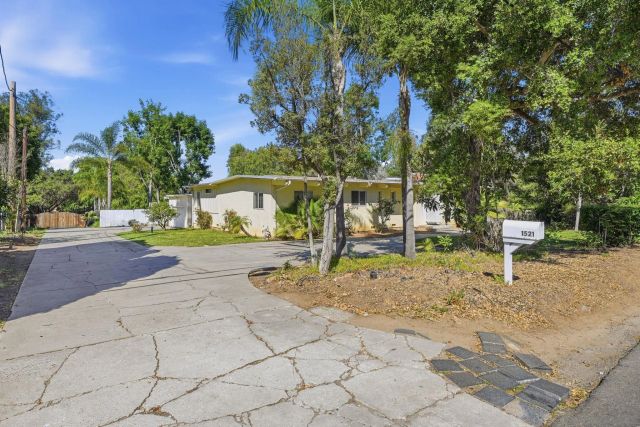 1521 Foothill Dr, Vista, CA 92084