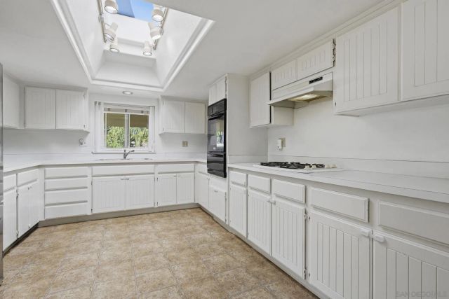 1521 Foothill Dr, Vista, CA 92084