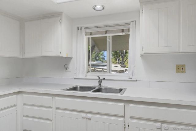 1521 Foothill Dr, Vista, CA 92084