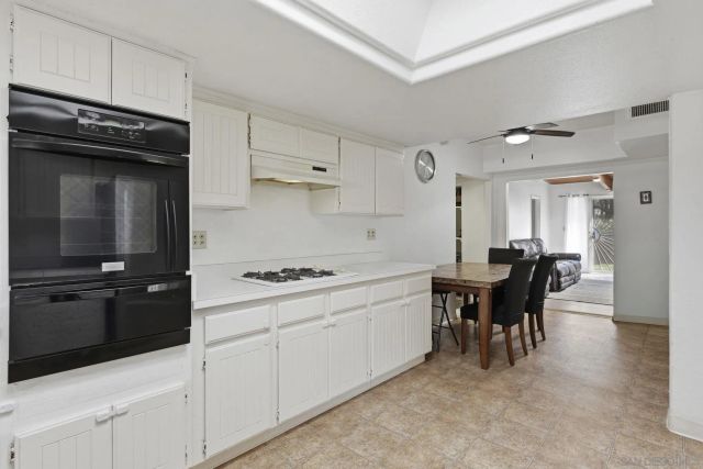 1521 Foothill Dr, Vista, CA 92084