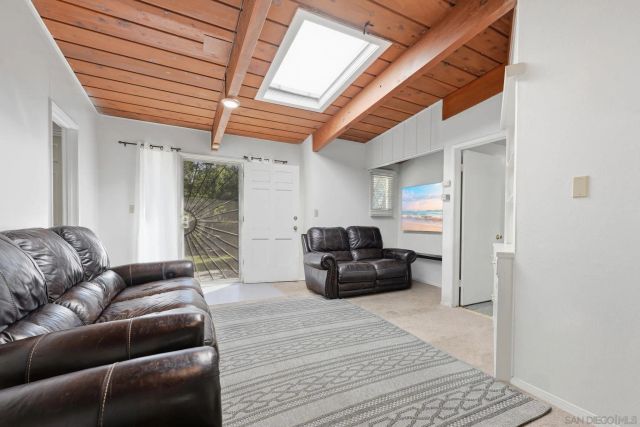 1521 Foothill Dr, Vista, CA 92084