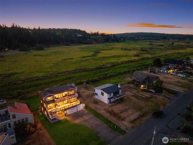 1943 Shore Avenue, Freeland, WA 98249