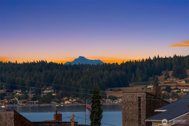 1943 Shore Avenue, Freeland, WA 98249