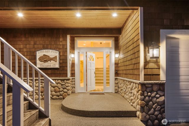 1943 Shore Avenue, Freeland, WA 98249
