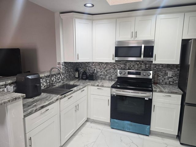 3801 WATERVIEW Circle, Palm Springs, FL 33461