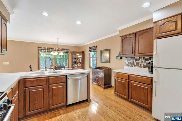 28 Wanamaker Avenue, Mahwah, NJ 07430