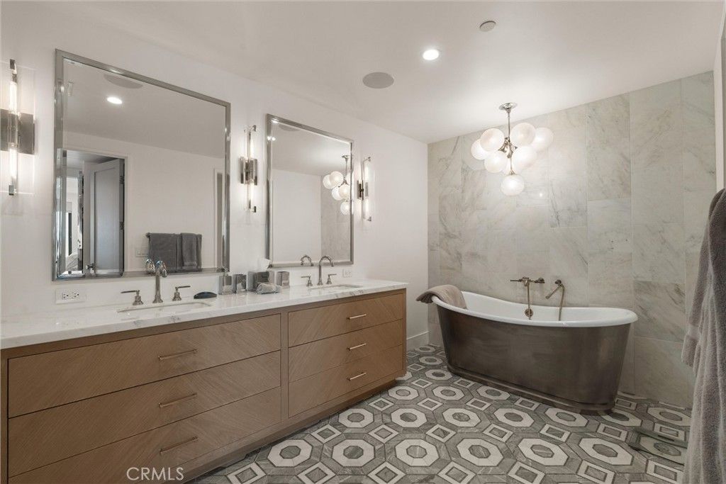 Image 12 of property listing at 2200 The Strand B, Manhattan Beach, CA 90266