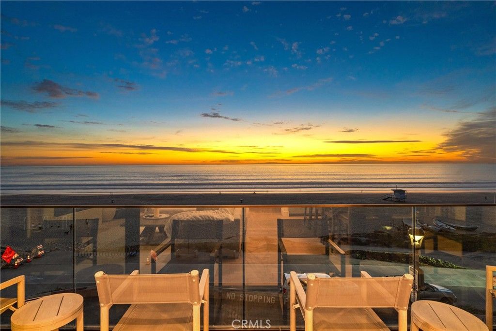 Image 2 of property listing at 2200 The Strand B, Manhattan Beach, CA 90266