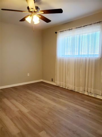 202 W Whitewright Road, Savoy, TX 75479