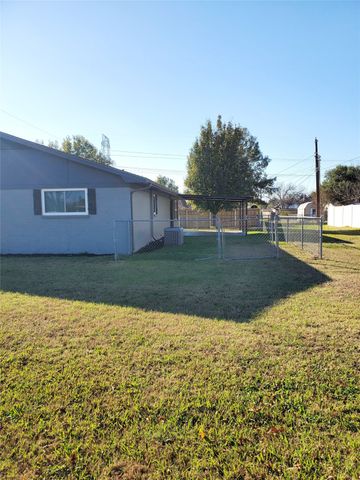 202 W Whitewright Road, Savoy, TX 75479