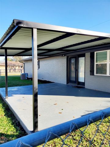 202 W Whitewright Road, Savoy, TX 75479