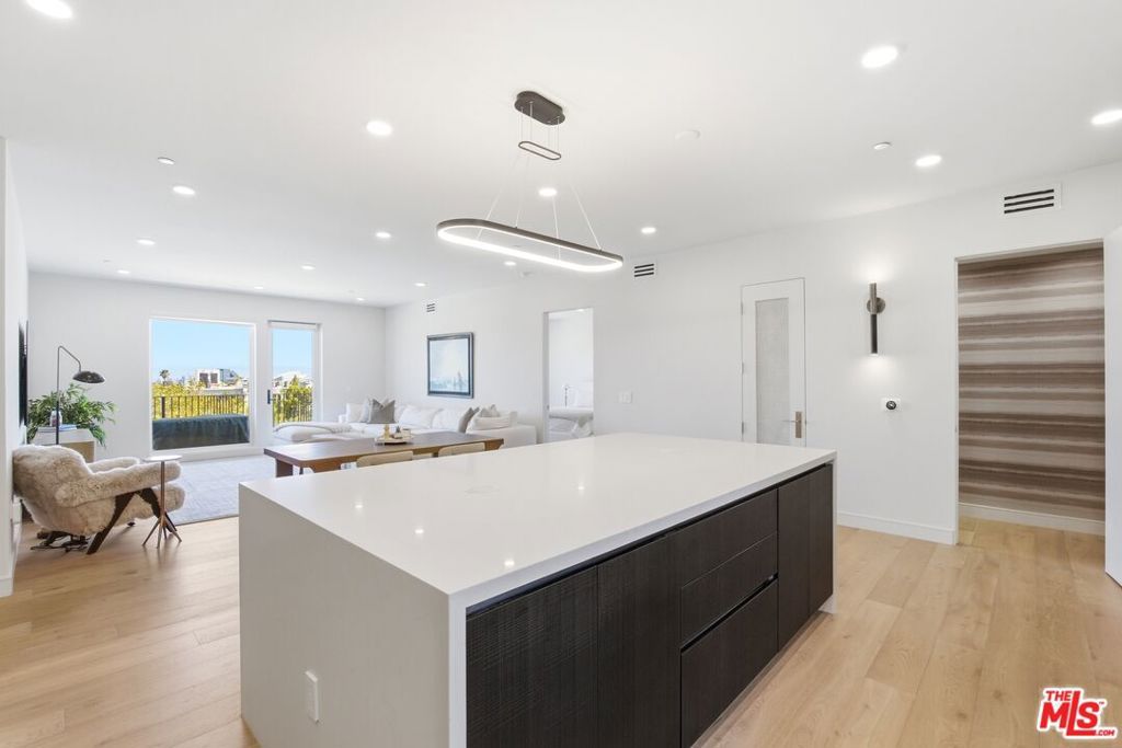 505 S Barrington Avenue 406, Los Angeles, CA 90049 — photo 5