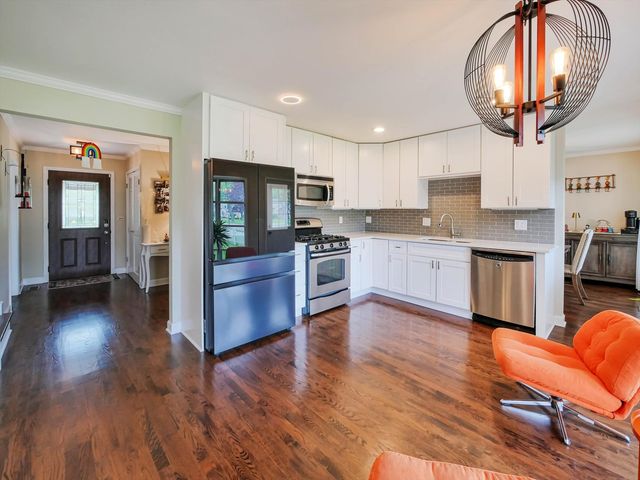 943 N Crestview Drive, Palatine, IL 60067