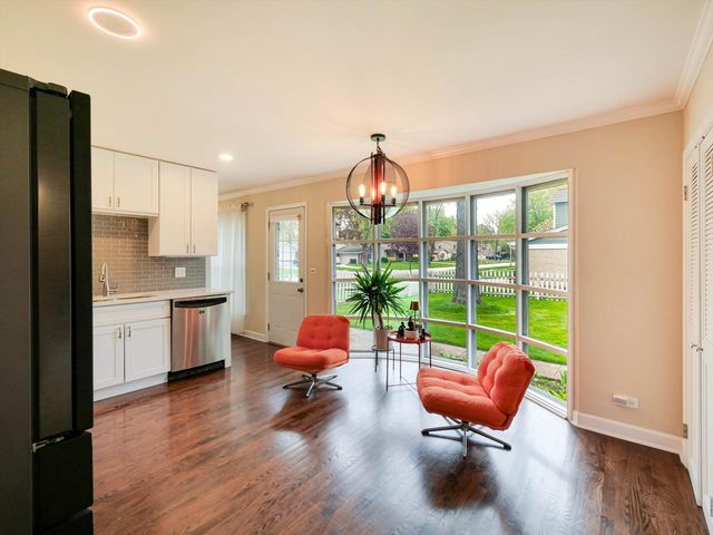 943 N Crestview Drive, Palatine, IL 60067