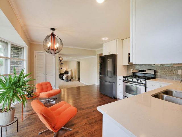 943 N Crestview Drive, Palatine, IL 60067