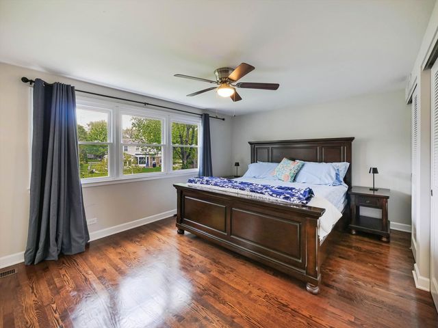 943 N Crestview Drive, Palatine, IL 60067
