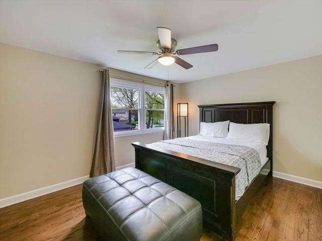 943 N Crestview Drive, Palatine, IL 60067