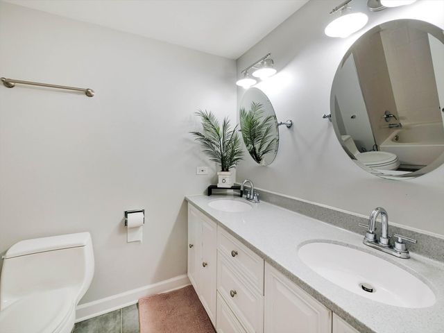 943 N Crestview Drive, Palatine, IL 60067