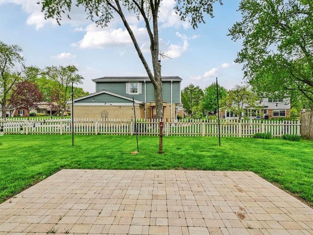 943 N Crestview Drive, Palatine, IL 60067