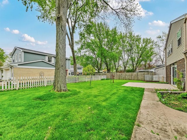 943 N Crestview Drive, Palatine, IL 60067