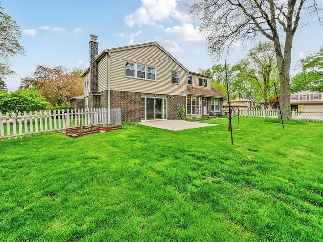 943 N Crestview Drive, Palatine, IL 60067