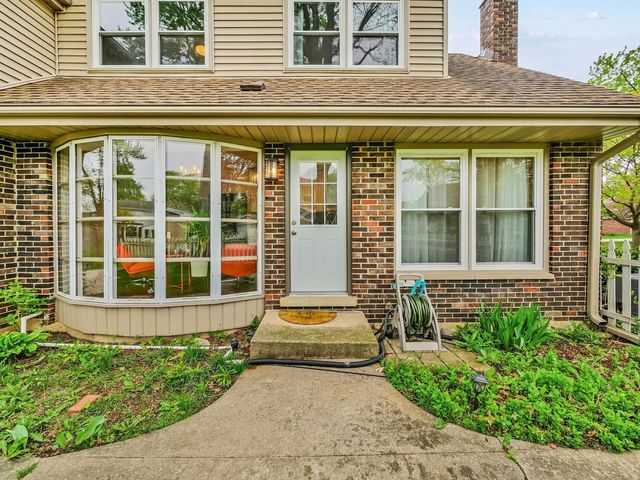943 N Crestview Drive, Palatine, IL 60067