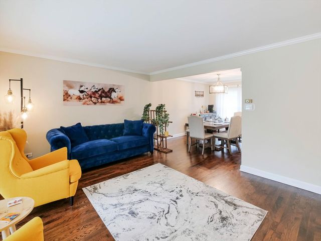 943 N Crestview Drive, Palatine, IL 60067