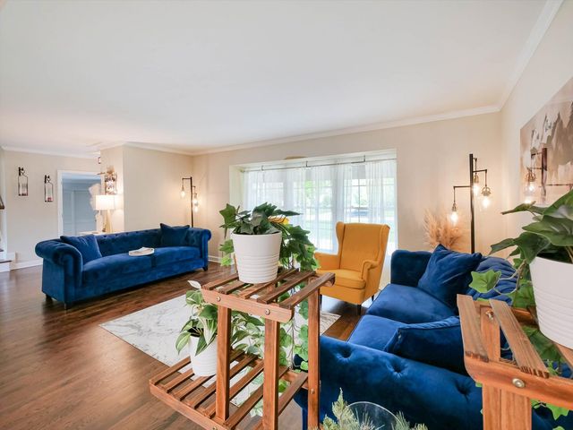 943 N Crestview Drive, Palatine, IL 60067