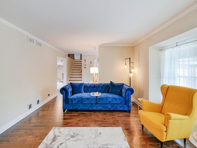 943 N Crestview Drive, Palatine, IL 60067