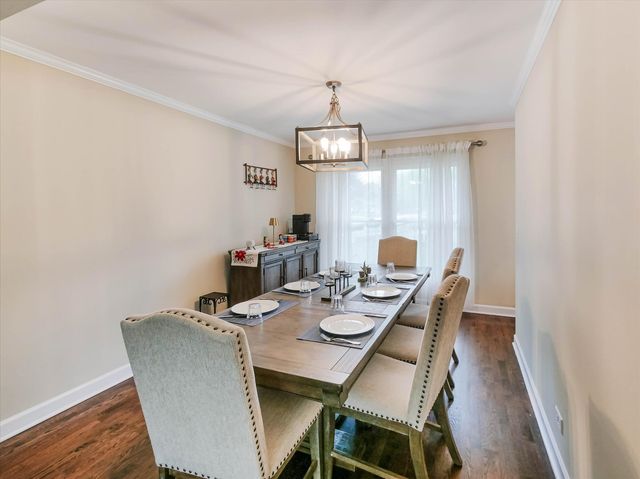 943 N Crestview Drive, Palatine, IL 60067