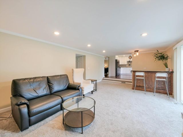 943 N Crestview Drive, Palatine, IL 60067