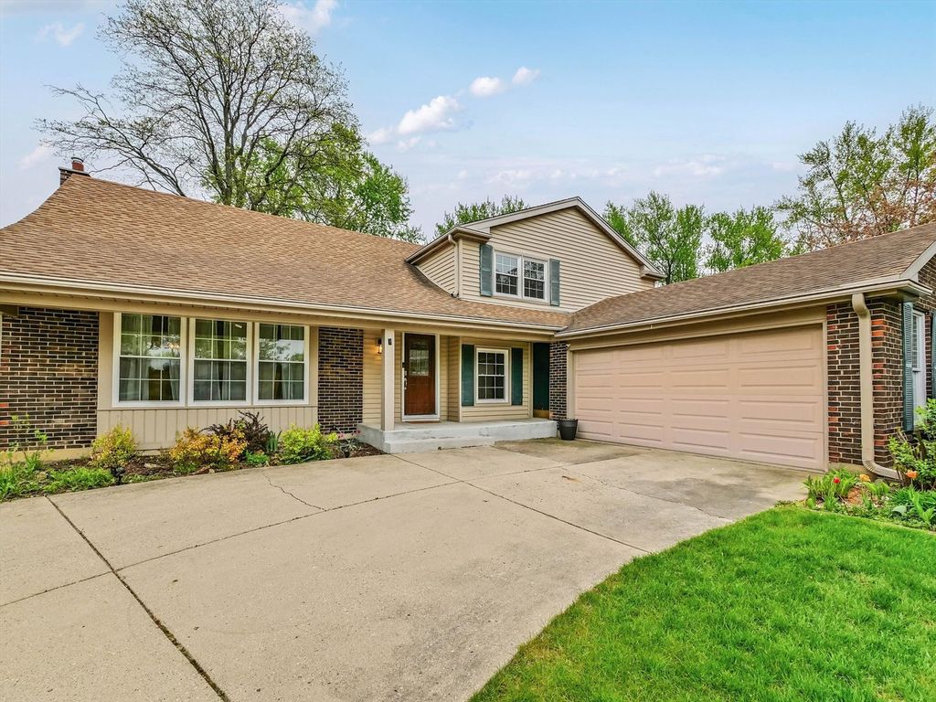 943 N Crestview Drive, Palatine, IL 60067